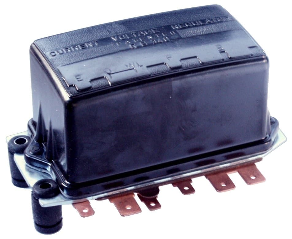 F032130884 - Régulateur à transistors